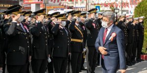 Van'da Cumhuriyet Bayramı dolayısıyla Atatürk Anıtı'na çelenk sunuldu