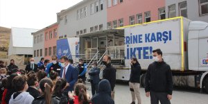 Hakkari'de öğrencilere simülasyon tırında deprem eğitimi verildi