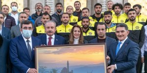 Türkiye Büyük Millet Meclisi Başkanı Şentop Ağrı 1970 Spor Kulübü'nü kabul etti