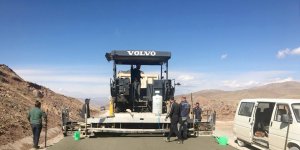 Van Büyükşehir Belediyesi Muradiye'de beton yol yapıyor