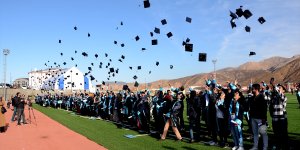 BEÜ'den geçen yıl mezun olan öğrenciler için tören düzenlendi
