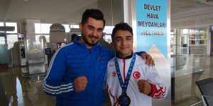 Dünya üçüncüsü milli kick boksçu Ersayar'a coşkulu karşılama