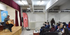 Halk müziği sanatçısı Erzincanlı, öğrencilerle bir araya geldi