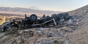 Ağrı'da saman yüklü kamyonun devrilmesi sonucu 2 kişi öldü