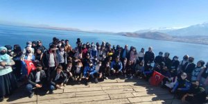 Vanlı öğrenciler Akdamar Adası'nı gezdi