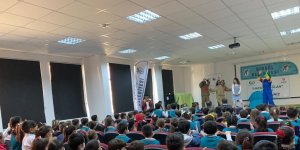 Bingöl'de öğrencilere bağımlılık ve şiddetle mücadele konulu tiyatro gösterimi