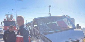 Van'da kamyonetle minibüs çarpıştı: 4 yaralı