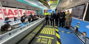 Elazığ'da "Mobil Trafik Eğitim Tırı" öğrencilere eğitim verdi