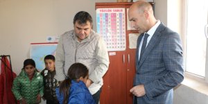 Diyadin'de öğrencilere mont dağıtıldı