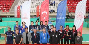 Masa tenisinde dereceye giren takımlara kupaları ve madalyaları verildi