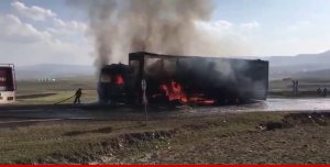 Gürcistan'a giden Azerbaycan plakalı Tır seyir halindeyken yandı
