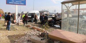 Ağrı'da servis minibüsü duraktaki öğrenciye ve duvara çarptı, 7 öğrenci yaralandı