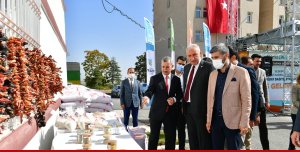 Yeşilyurt'ta arpa ve buğday dağıtım programı düzenledi