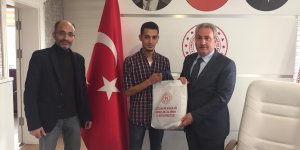Genç yüzücü Tufançlı'dan Gençlik ve Spor İl Müdürü Taşkesenligil'e ziyaret