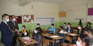Kaymakam Demirer'den köy okuluna ziyaret