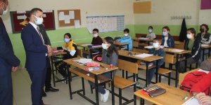 Malazgirt Kaymakamı Demirer'den öğrencilere Kovid-19 uyarısı