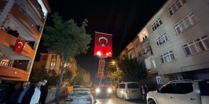 Fırat Kalkanı Harekat Bölgesi'nde şehit olan polis Şahin'in baba evi Türk bayraklarıyla donatıldı