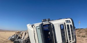 Ağrı'da kontrolden çıkan tır devrildi