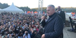 AK Parti Genel Başkanvekili Yıldırım, festivalde öğrencilerle Âşık Veysel'in türküsünü söyledi