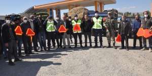 Bulanık'ta traktör sürücülerine reflektör dağıtıldı