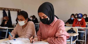 Öğrenciler, Van Büyükşehir Belediyesinin Sürekli Eğitim Merkezi ile üniversiteye hazırlanıyor