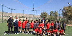 Gürpınar'da tenis kortu ve spor okulu açıldı