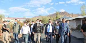 Vali Bilmez Muradiye'de yapımı devam eden yol çalışmalarını inceledi