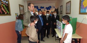 Adilcevaz Kaymakamı Demir, köy okulundaki bilim fuarının açılışına katıldı