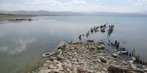 Van Gölü'nde suyun çekilmesi ile yüz yıllık iskele ortaya çıktı