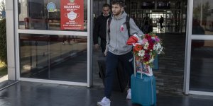 Milli curlingciler ve milli patenci Akar, Erzurum'da davul zurnayla karşılandı