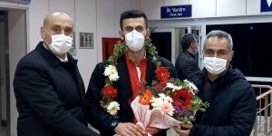 Dünya 3'üncüsü işitme engelli kareteci Volkan, Erzurum'da çiçeklerle karşılandı