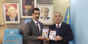 Ünsal, 'Soykırım ve Yüreğim Erivanda Kaldı' romanını Iğdır ülkü ocakları başkanına hediye etti