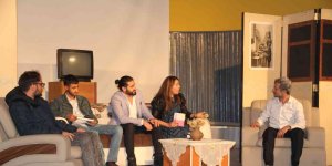 Ağrı'da 'Ömür Boyu Öğretmen' konulu tiyatro oyunu sahnelendi