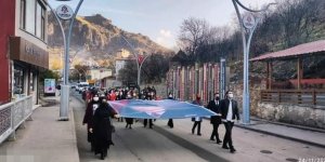 Sınırda şehit öğretmenler için yürüyüş