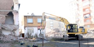 Erzurum'da riskli olduğu için tahliye edilen 7 bina belediye ekiplerince yıkıldı