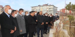 Erciş'te depremde şehit olan öğretmenler kabirleri başında anıldı