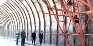 Çatak Belediye Başkanı Şeylan, çığ tüneli inşaatında inceleme yaptı