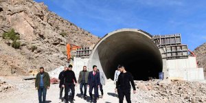 Başkan Şeylan, 'çığ tüneli' inşaatında incelemelerde bulundu