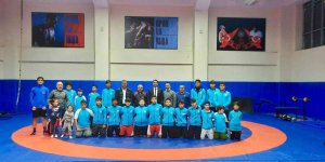 Baykan, Elazığlı güreşçilere hediyelerini gönderdi