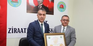 Bitlis Valisi Oktay Çağatay'a 'Çiftçi Dostu Şeref Belgesi' verildi