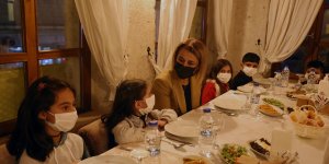 Nevşehir Valisi Becel, Kapadokya hayali gerçekleştirilen Vanlı öğrencilerle buluştu