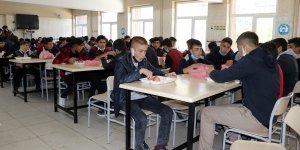 Taşımalı eğitimdeki öğrencilerin yemeklerini liseli ağabeyleri hazırlıyor