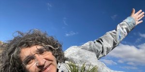 Profesör 1 yıl önce dikilen fidanların doğum gününü kutladı