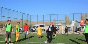 Tuşba Belediyesi semt sahalarının açılışını yapıyor