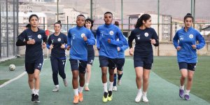 Hakkari'de 2 Afrikalı kadın futbolcu top koşturuyor