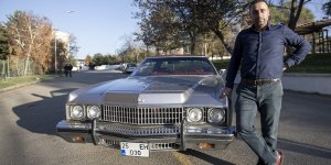 Erzurumlu esnaf merhum Alparslan Türkeş'in eski klasik otomobiline gözü gibi bakıyor