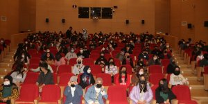 Erciş'te 'Pembe Aslında Siyahtır' adlı tiyatro oyunu sahnelendi