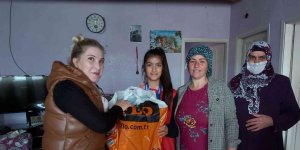 Konyar milli sporcuyu evinde ziyaret etti