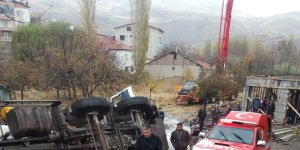 Malatya'da devrilen beton mikserinin sürücüsü araçta sıkıştı