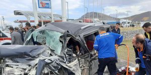 Tatvan'da otomobille kamyonet çarpıştı: 2 ölü, 6 yaralı
